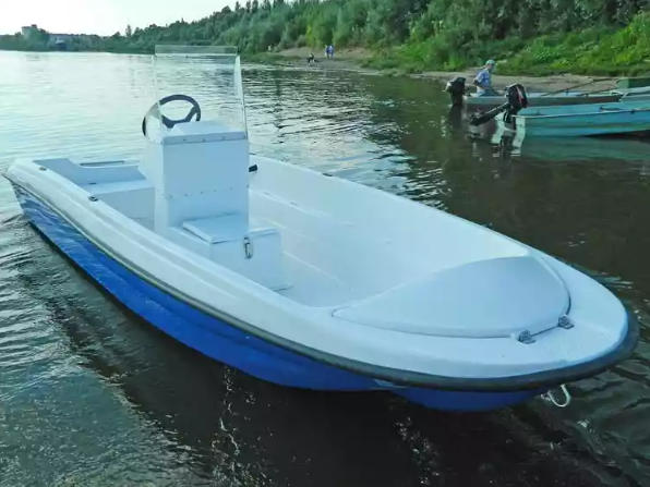 Стеклопластиковая лодка Пингвин с консолью (тримаран) в Щёлкове