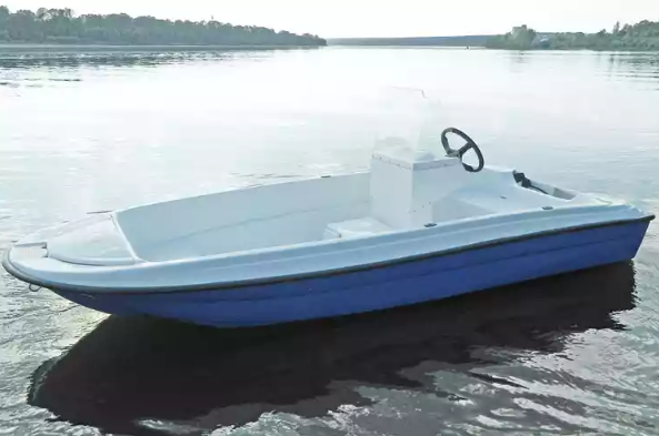 Стеклопластиковая лодка Пингвин с консолью (тримаран) в Щёлкове