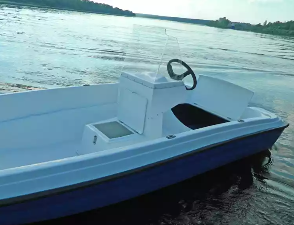 Стеклопластиковая лодка Пингвин с консолью (тримаран) в Щёлкове