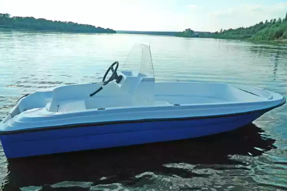 Стеклопластиковая лодка Пингвин с консолью (тримаран) в Щёлкове