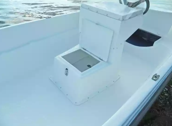 Стеклопластиковая лодка Пингвин с консолью (тримаран) в Щёлкове