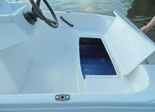 Стеклопластиковая лодка Пингвин с консолью (тримаран) в Щёлкове