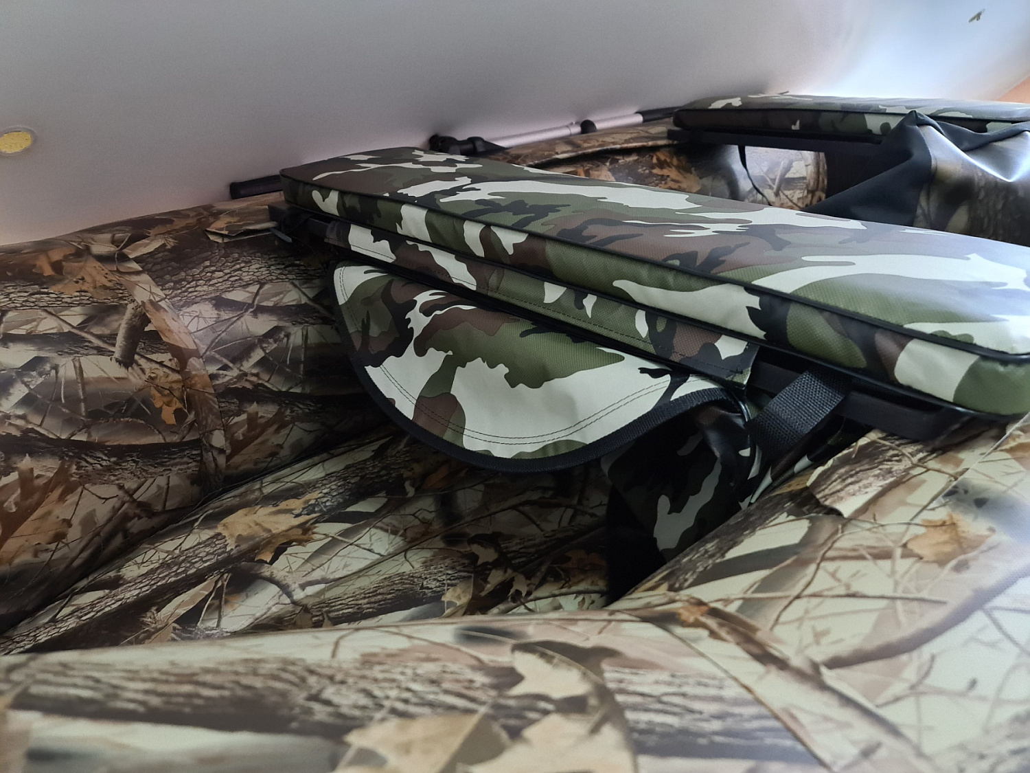 КОМПЛЕКТ МЯГКИХ НАКЛАДОК С СУМКОЙ ДЛЯ ЛОДОК 80Х20 КАМУФЛЯЖ в Щёлкове